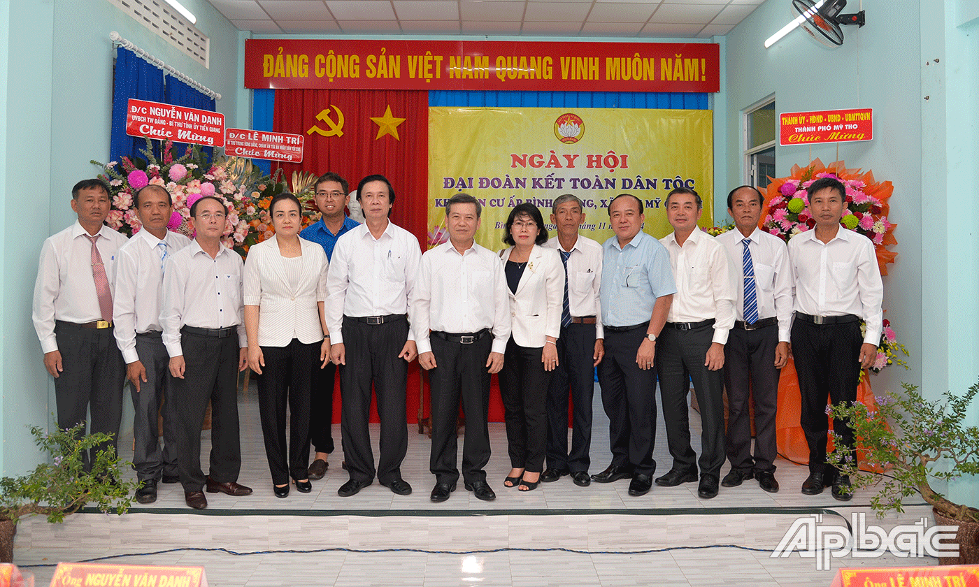Đại biểu dự Ngày hội đại đoàn kết tại ấp Bình Phong.