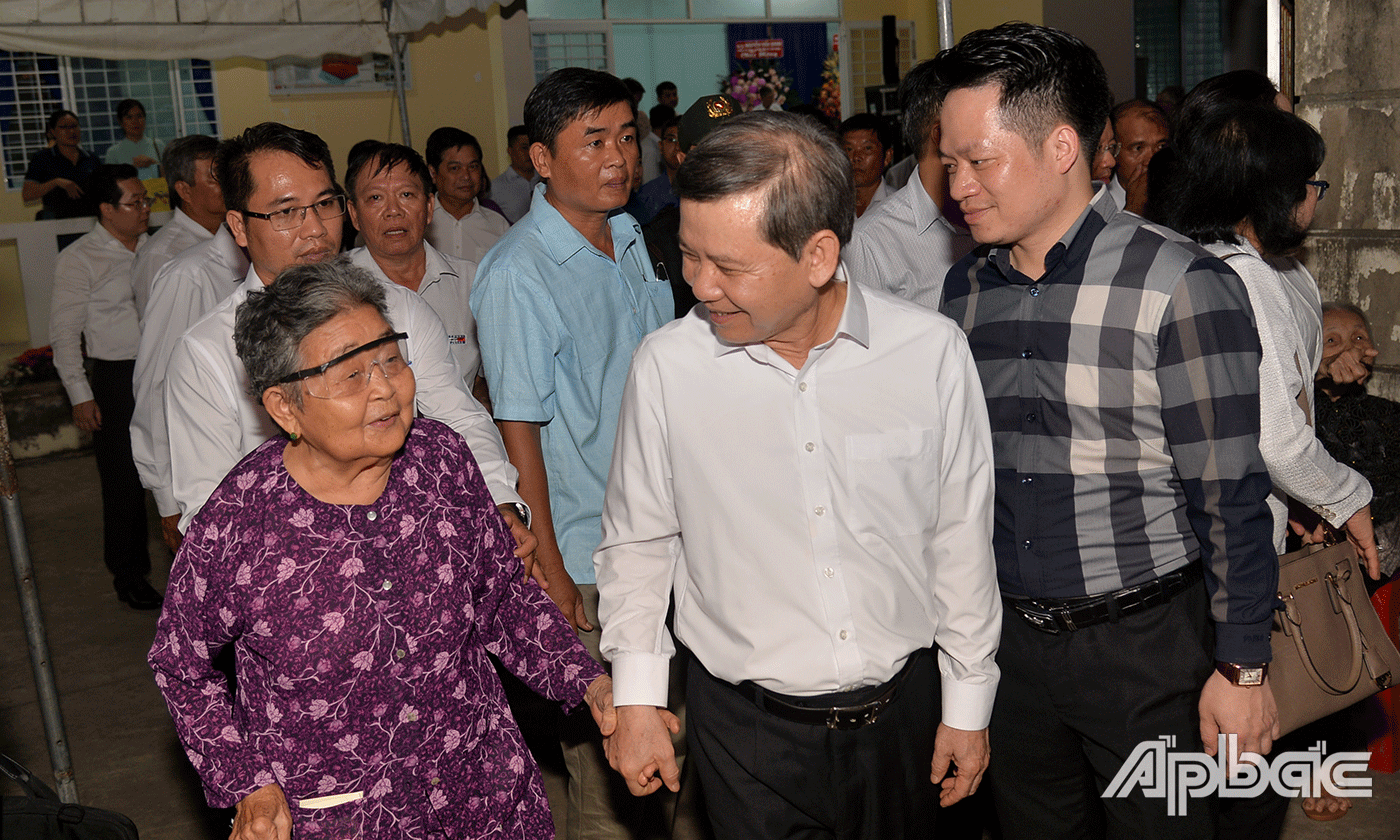Đồng chí Lê Minh Trí thăm hỏi Mẹ Việt Nam Anh hùng và bà con nhân dân.