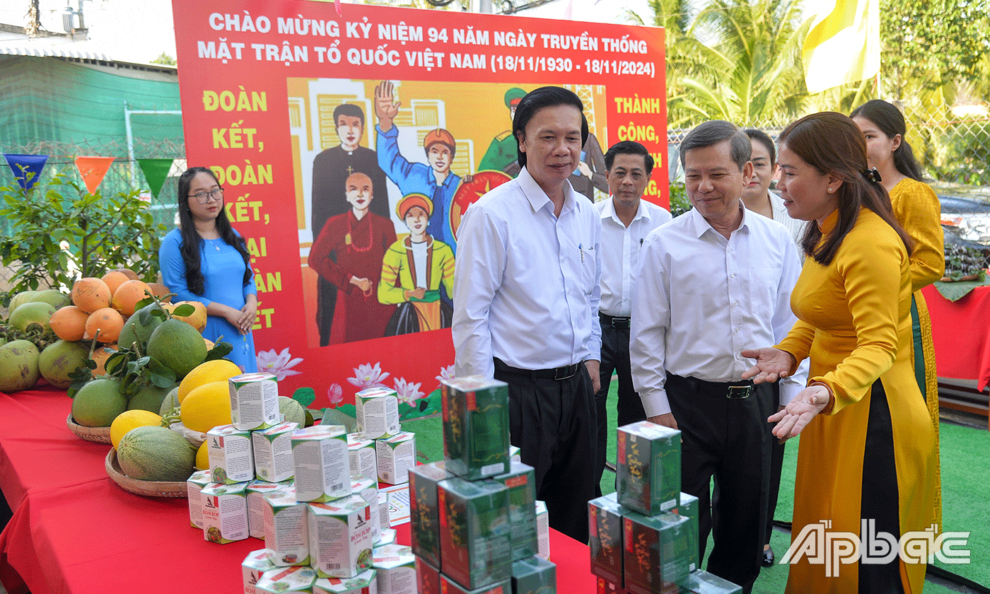 Đại biểu tham quan các sản phẩm đặc trưng của địa phương.