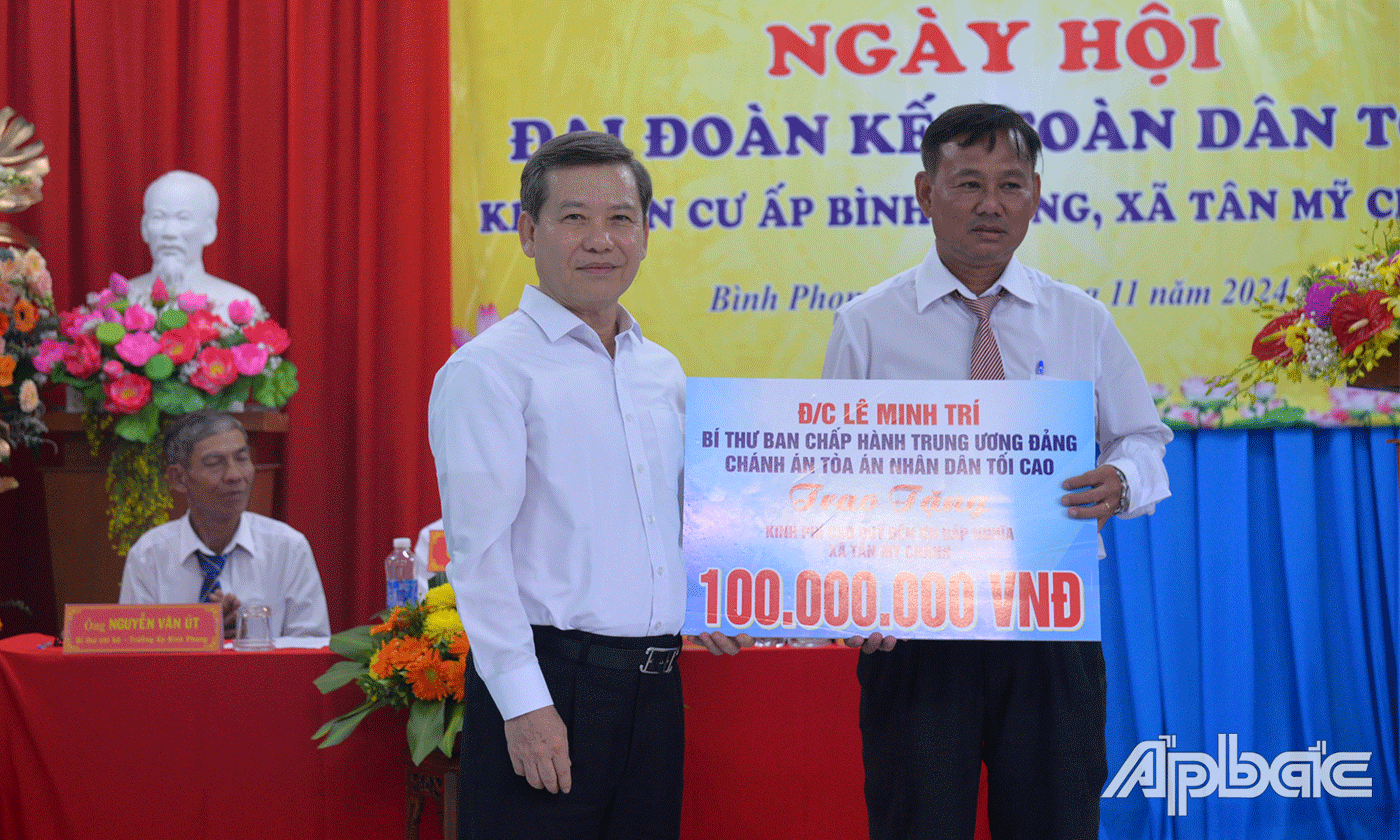 đồng chí Lê Minh Trí thay mặt đoàn đại biểu Trung ương trao tặng 100 triệu đồng kinh phí “Quỹ đền ơn đáp nghĩa” cho xã Tân Mỹ Chánh