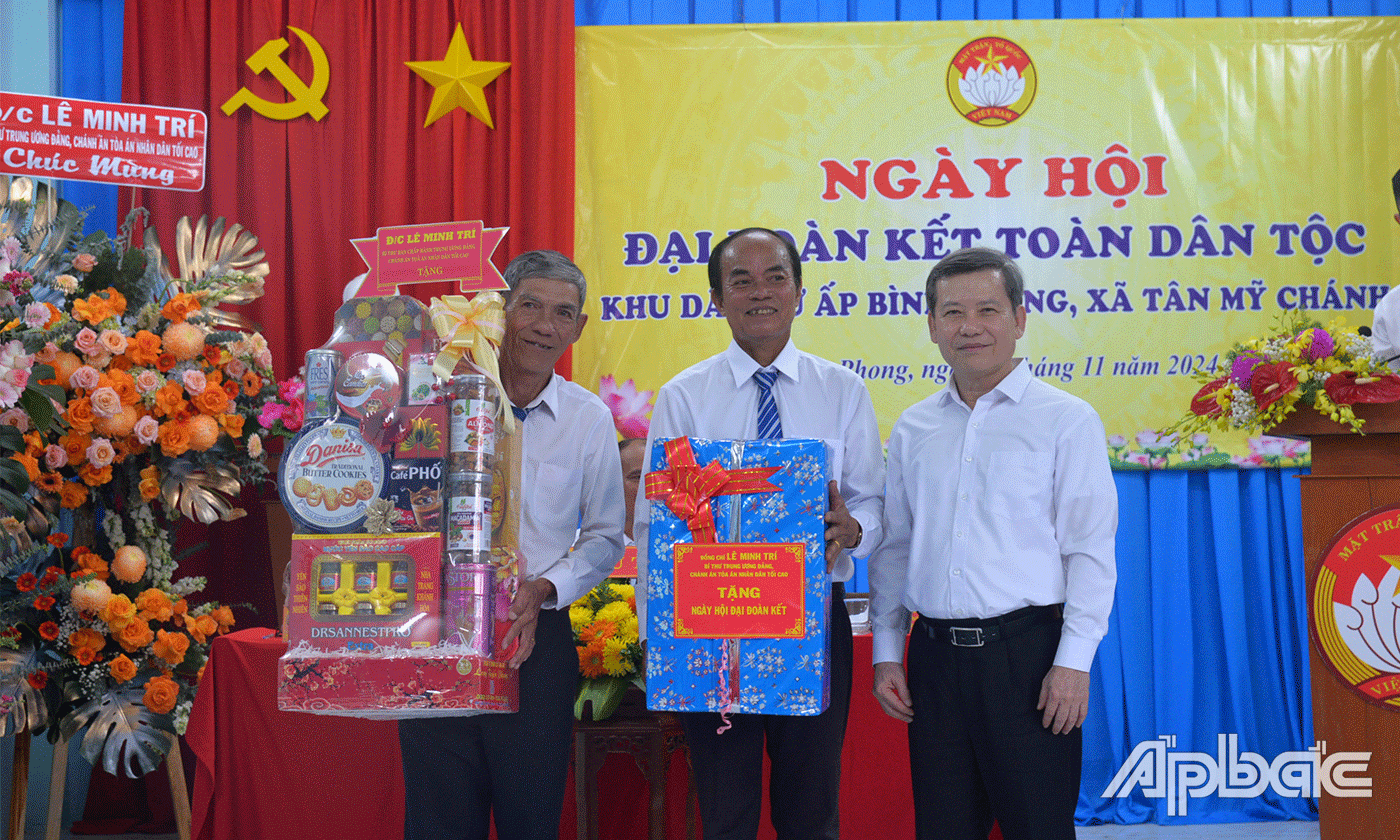 Đồng chí Lê Minh Trí tặng quà cho Ban công tác mặt trận ấp Bình Phong.