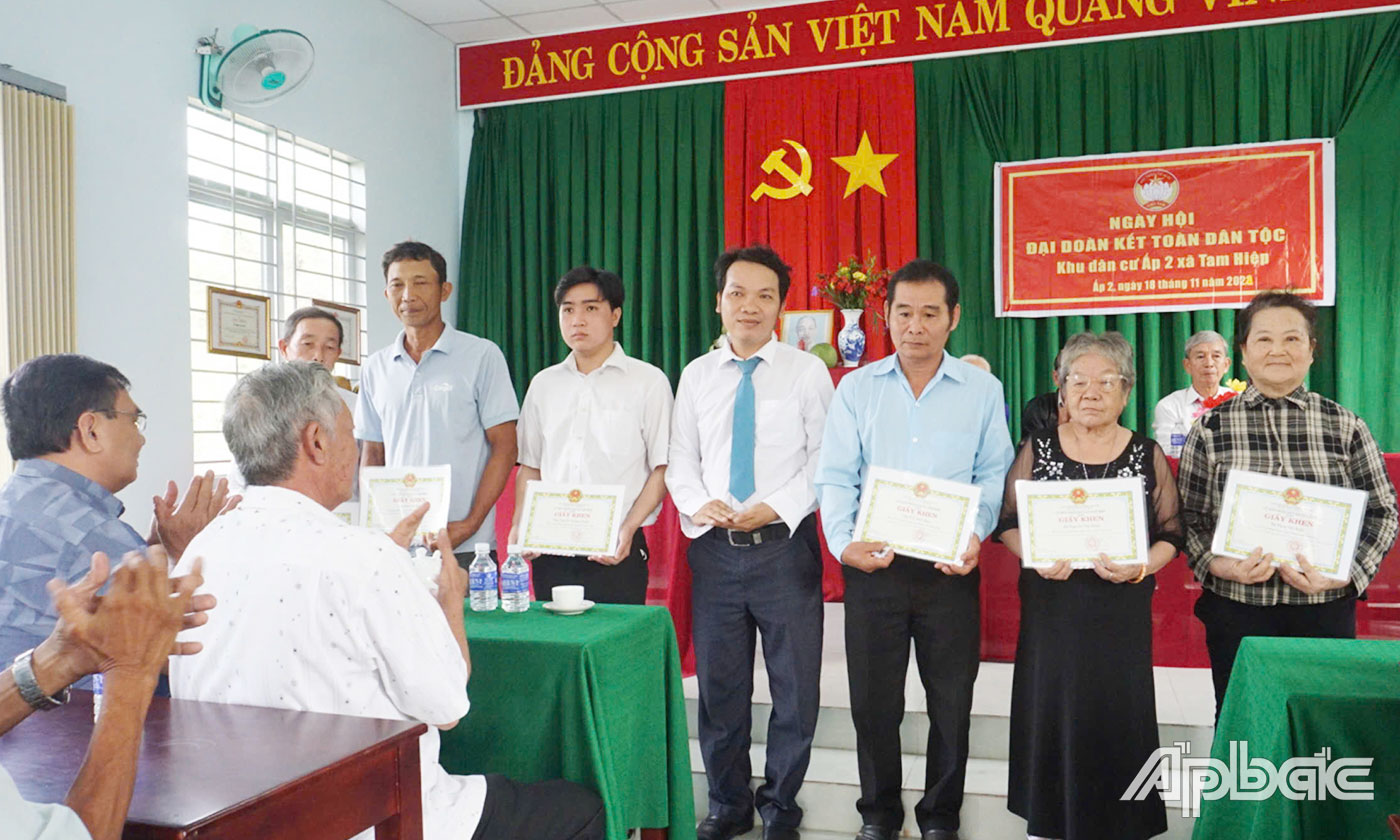 Ủy ban nhân dân xã Tam Hiệp tặng Giấy khen cho các cá nhân đạt thành tích trong thực hiện Cuộc vận động “Toàn dân đoàn kết xây dựng nông thôn mới, đô thị văn minh” năm 2024.