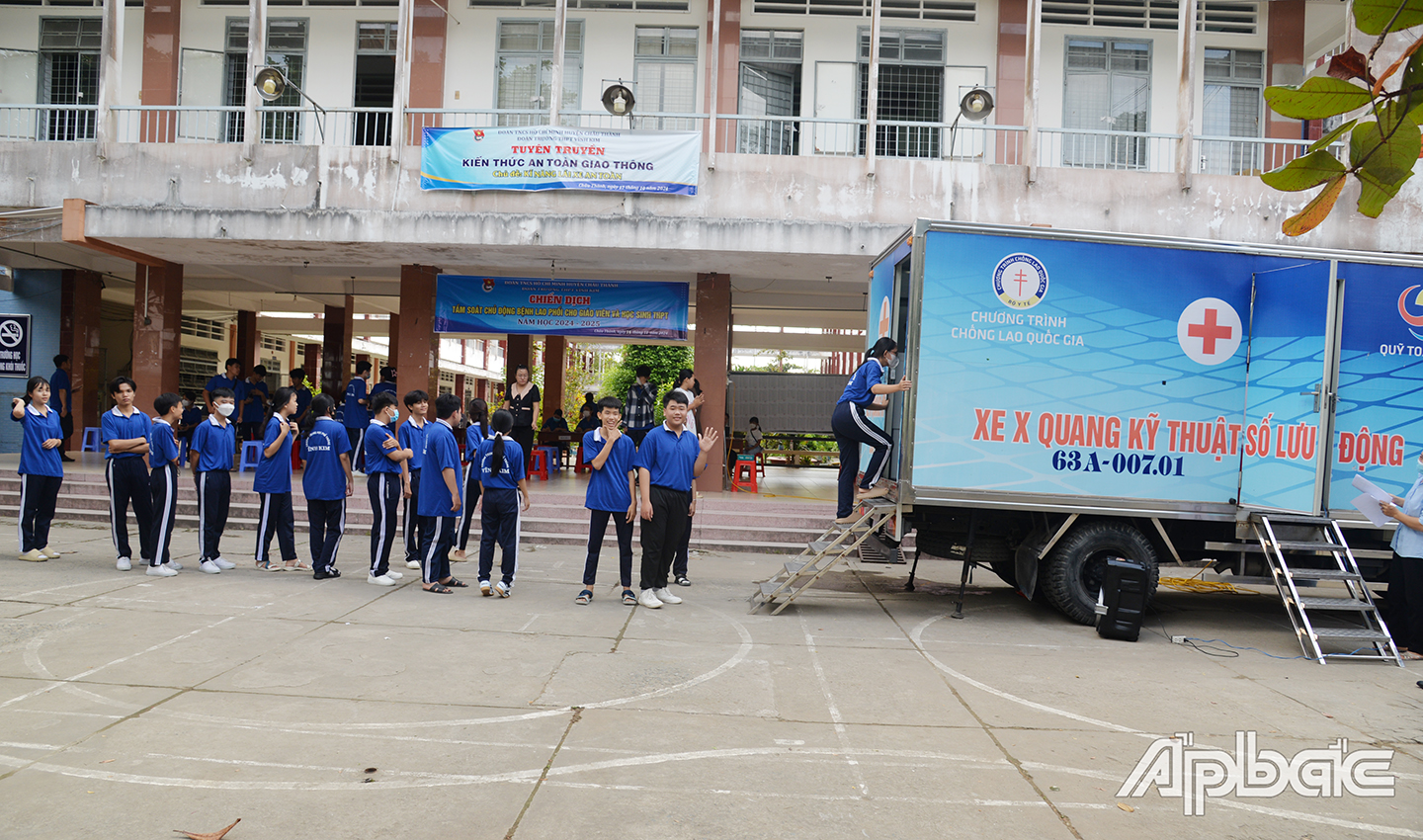 Toàn bộ giáo viên, nhân viên và học sinh trường THPT Vĩnh Kim đều được chụp XQuang phổi để tầm soát bất thường ở phổi do bệnh lao