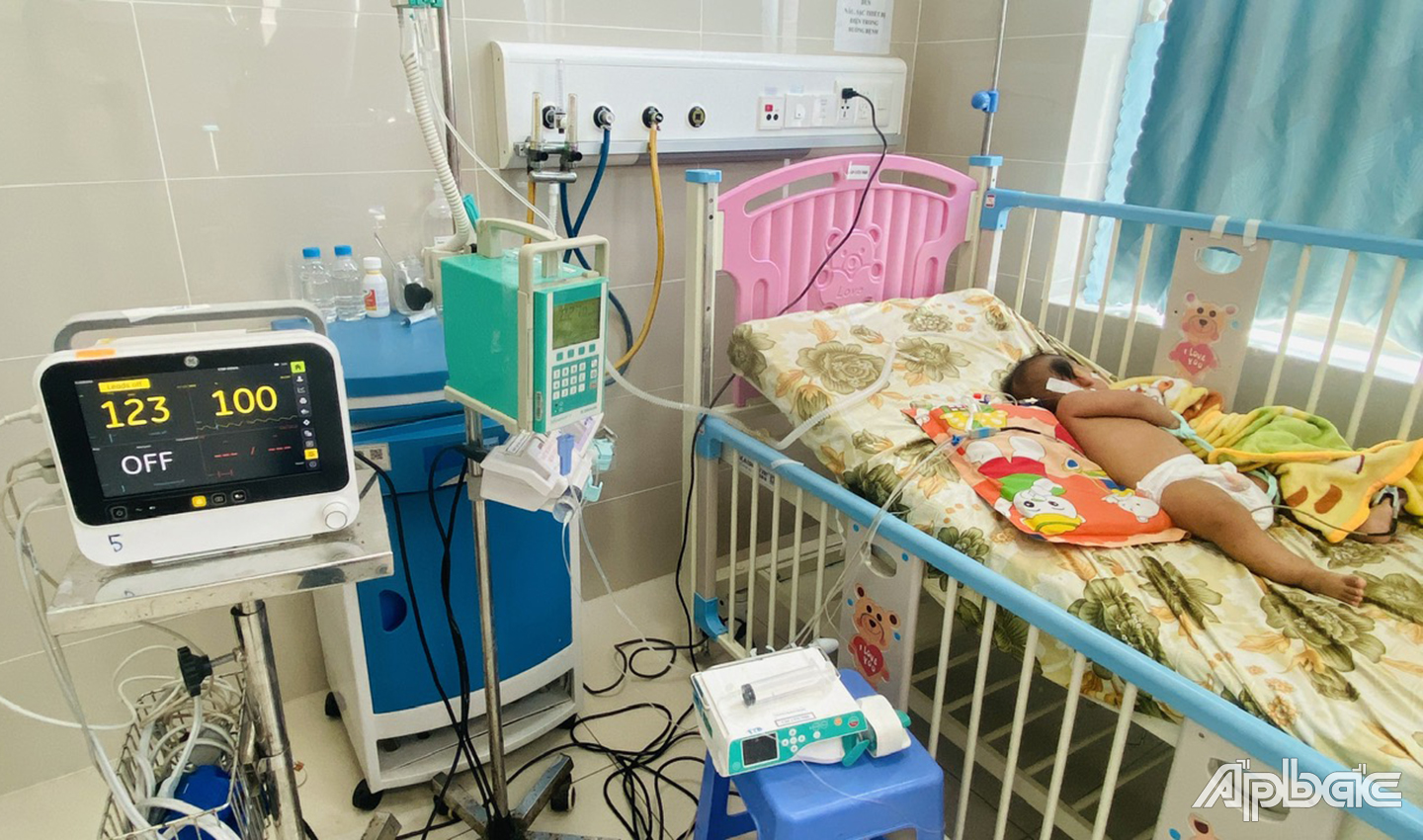 Bệnh nhi mắc sởi đang được theo dõi điều trị tại Khoa hồi sức chống độc nhi, Bệnh viện đa khoa Tiền Giang