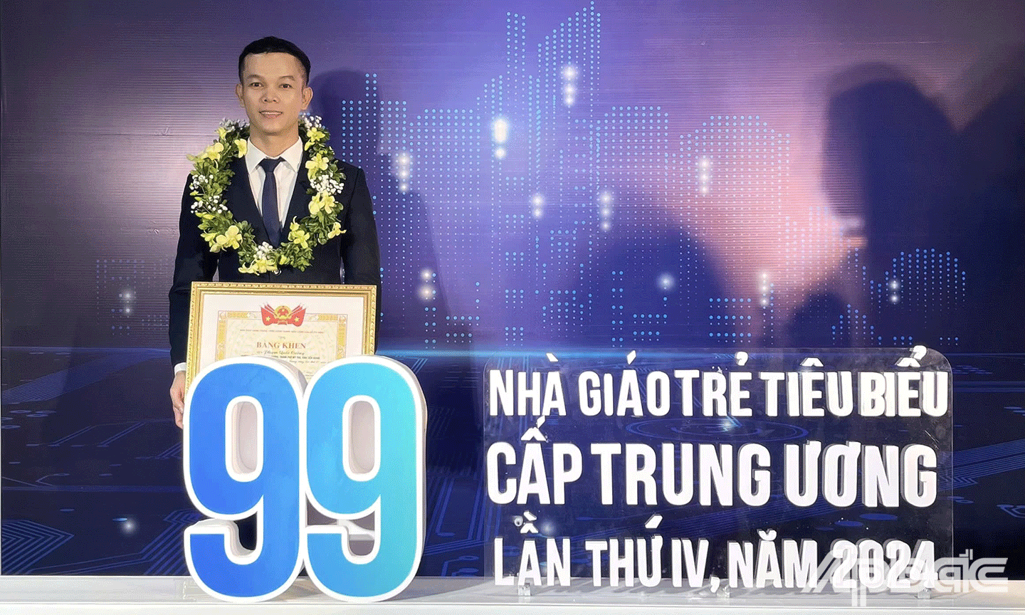 thầy giáo Phạm Quốc Cường, Tổng phụ trách Đội Trường Tiểu học Thiên Hộ Dương (TP. Mỹ Tho), người vừa được vinh danh 
