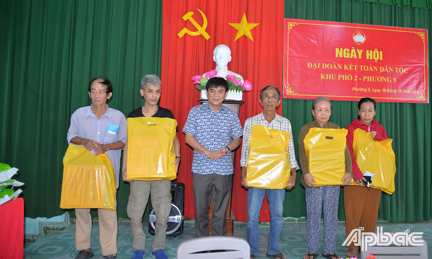 Đồng chí Nguyễn  Văn Mười  trao quà cho các hộ nghèo, hộ khó khăn tại Ngày hội ĐĐKTDT.  Ảnh:  THU HOÀI