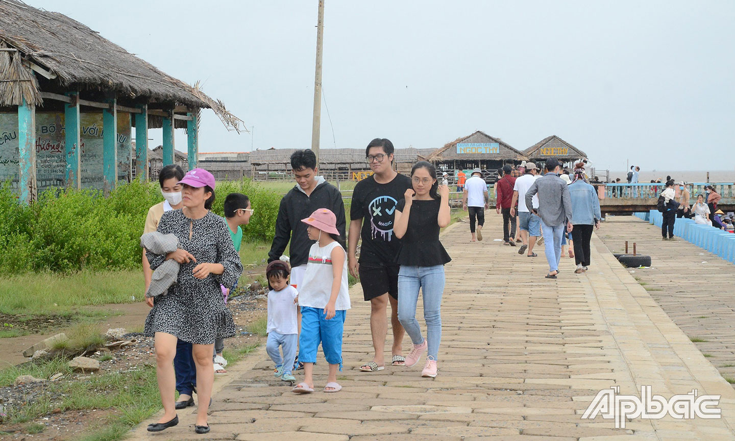 Du khách đến tham quan du lịch tại biển Tân Thành. 	                                                     Ảnh: MINH THÀNH