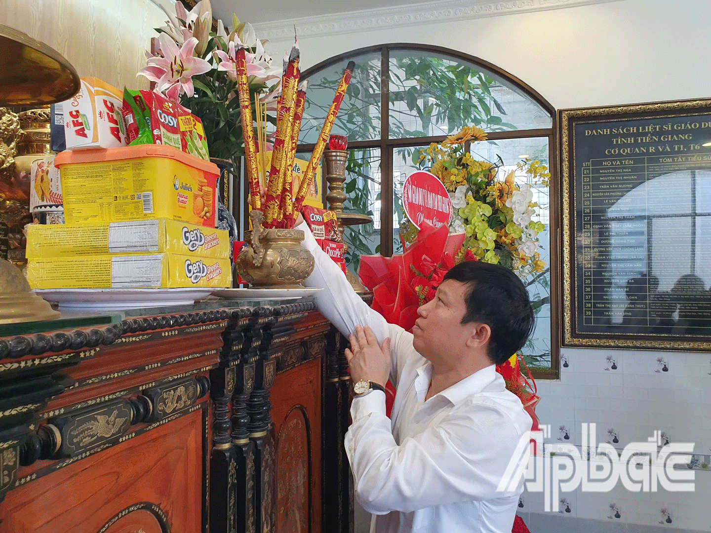 Tiến sĩ Lê Quang Trí, Tỉnh ủy viên, Giám đốc Sở Giáo dục và Đào tạo thắp hương tại Nhà tiền vãn. 