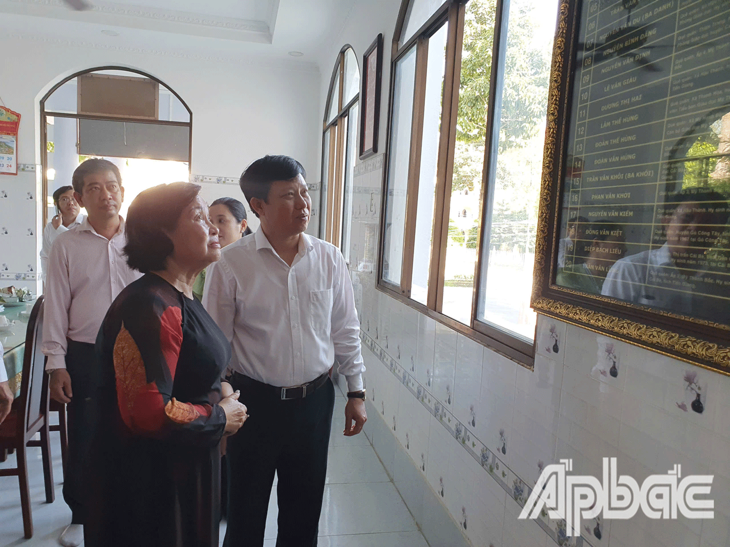 Tham quan Nhà tiền vãng. 