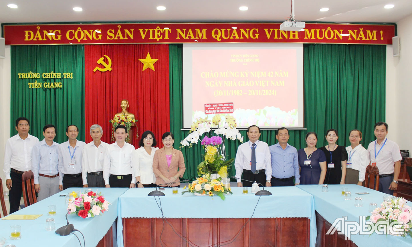 Đồng chí Châu Thị Mỹ Phương chúc mừng Trường Chính trị nhân kỷ niệm 42 năm Ngày Nhà giáo Việt Nam.