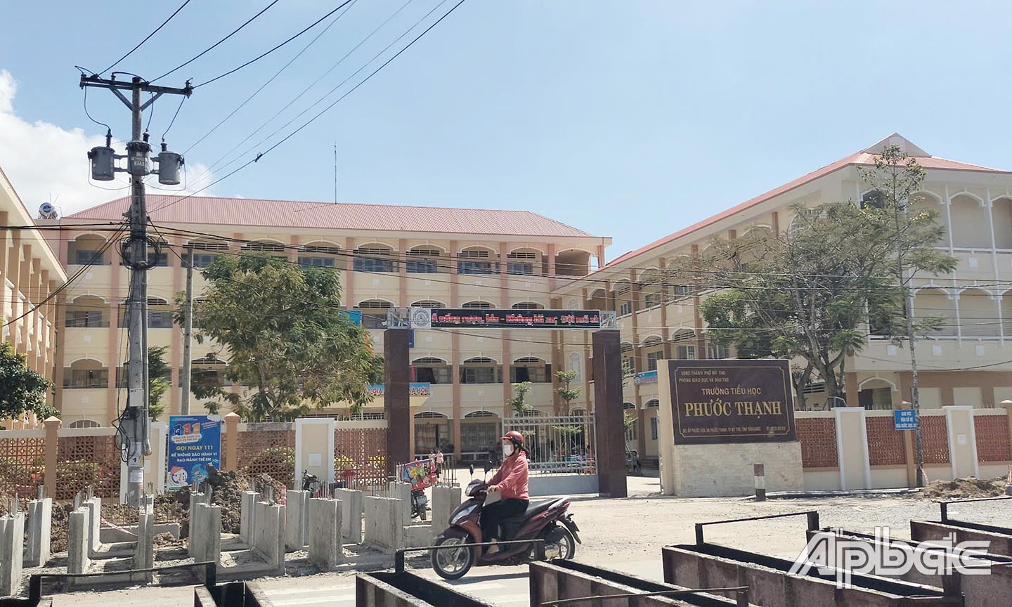 Hàng trăm khối bê tông được đổ và thi công ngay tại công trường.