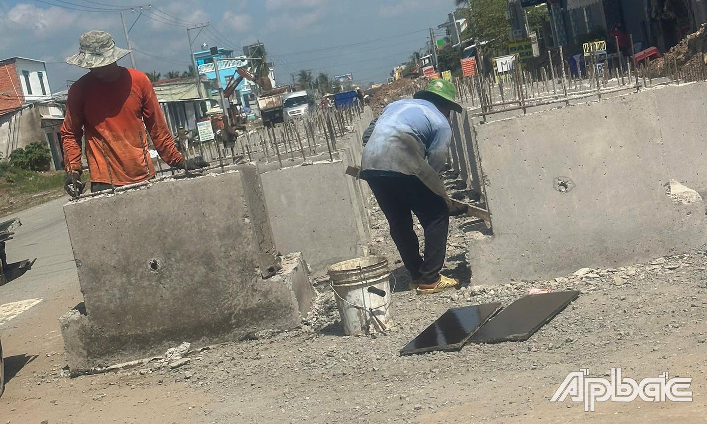Đơn vị thi công sử dụng khoản trống cổng trường để tiến hành thi công.