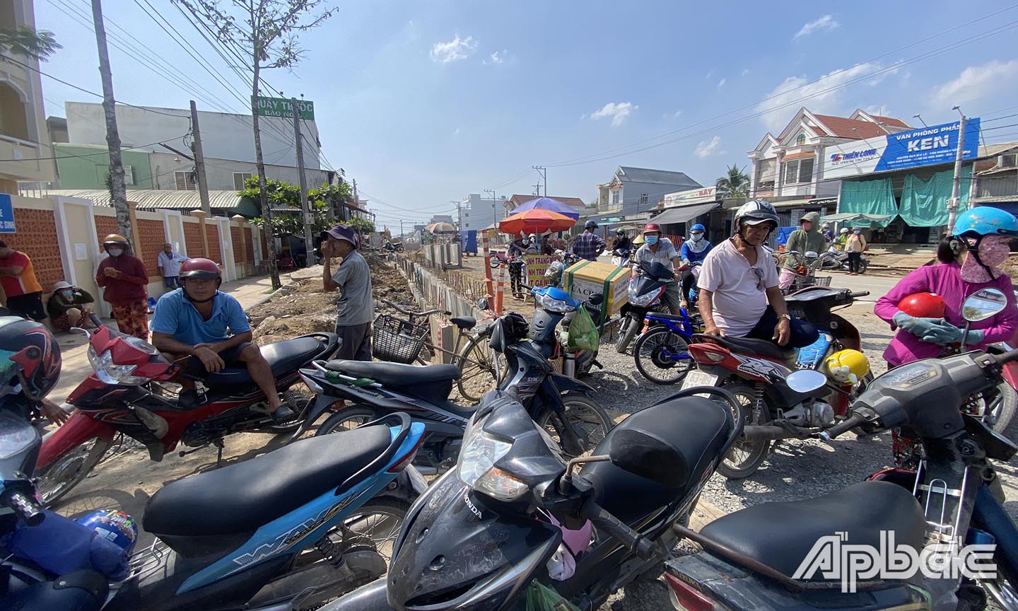 Sau phản ánh tình trạng có giảm nhưng nhưng những thanh sắt vẫn còn trơ đang tiềm ẩn nguy hiểm đối với phụ huynh và học sinh. Ảnh chụp trưa ngày 19-11.