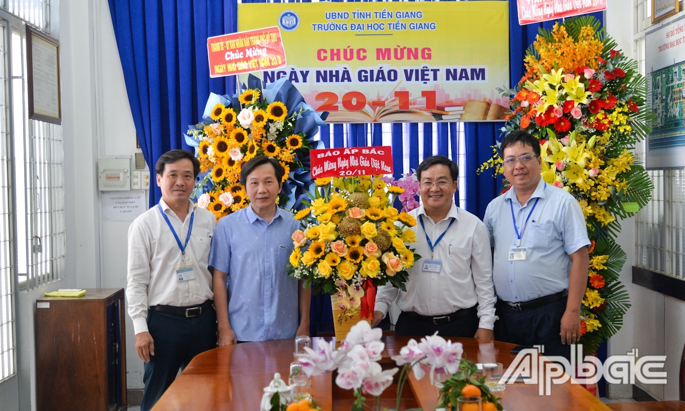 Báo Ấp Bắc tặng hoa chúc mừng Trường Đại học Tiền Giang.