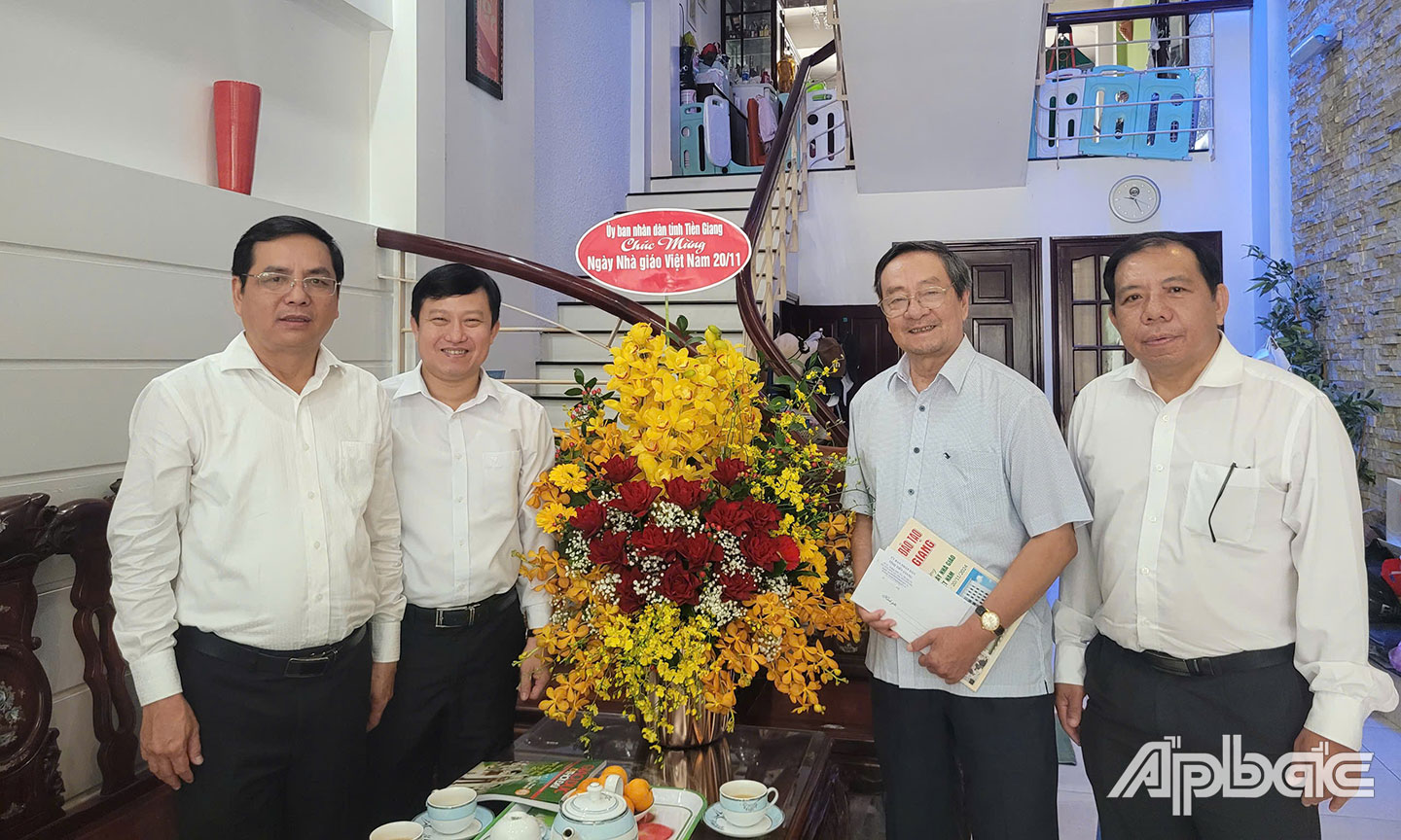 Lãnh đạo Sở GD-ĐT thăm, tặng hoa, chúc mừng nguyên Phó Chủ tịch UBND tỉnh, nguyên Giám đốc Sở GD-ĐT Phan Văn Hà.