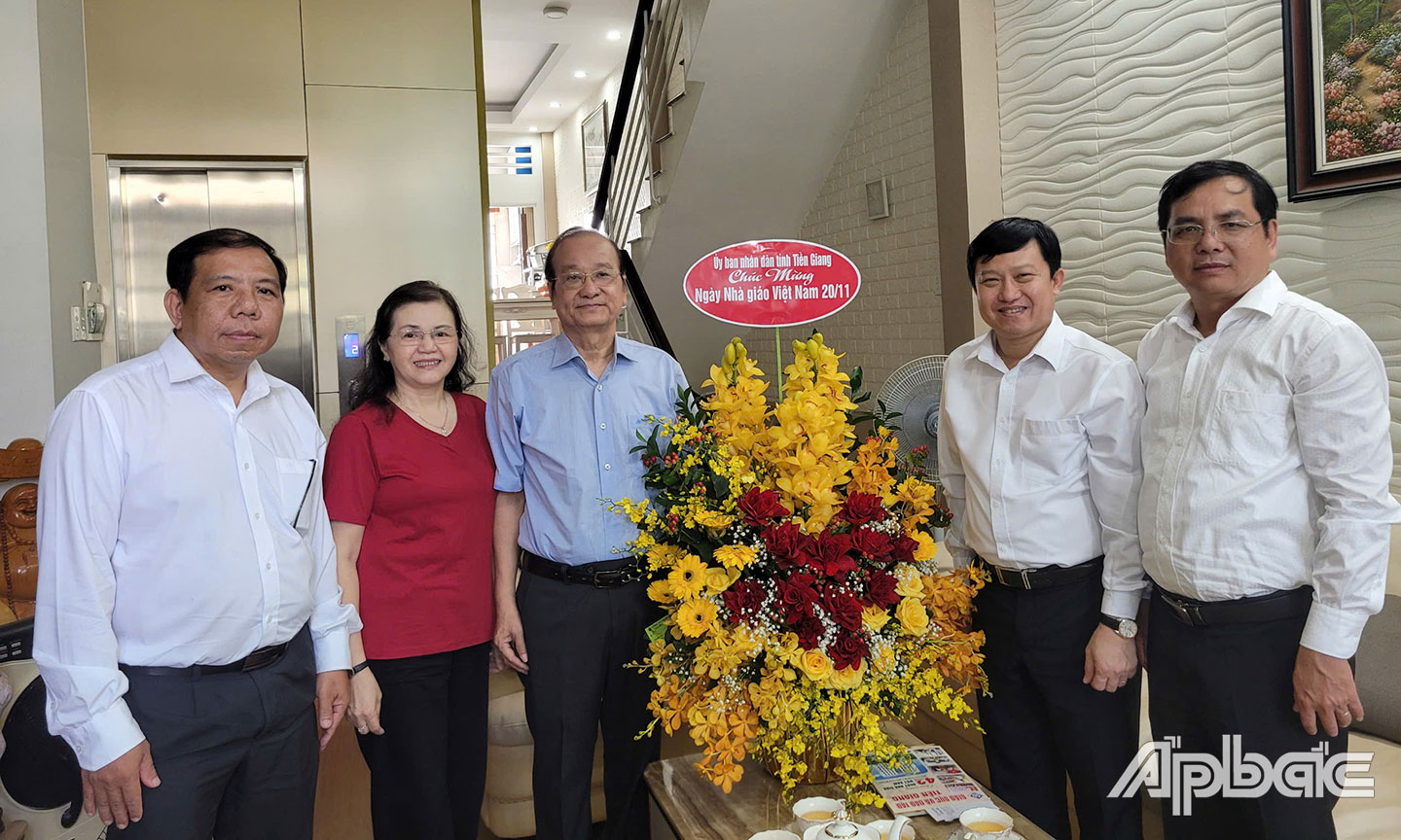 Lãnh đạo Sở GD-ĐT đã đến thăm, tặng hoa, chúc mừng nguyên Phó Chủ tịch UBND tỉnh, nguyên Giám đốc Sở GD-ĐT Trần Thanh Đức.