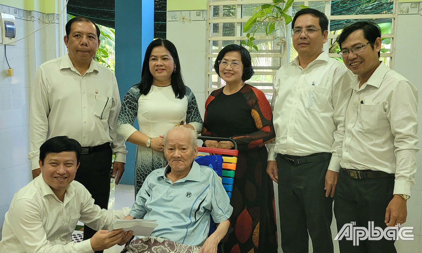 Lãnh đạo Sở GD-ĐT ân cần thăm hỏi sức khỏe nguyên Giám đốc Sở GD-ĐT Trương Nam Thắng. Dù tuổi cao, nhưng ông vẫn luôn dõi theo sự phát triển của ngành trong thời gian qua.