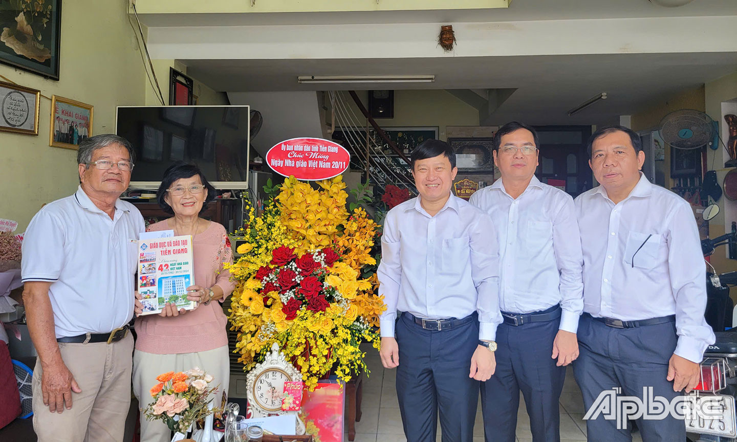 Lãnh đạo Sở GD-ĐT thăm, tặng hoa, chúc mừng gia đình nguyên Giám đốc Sở GD-ĐT Đồng Thị Bạch Tuyết./-strong/-heart:>:o:-((:-h 