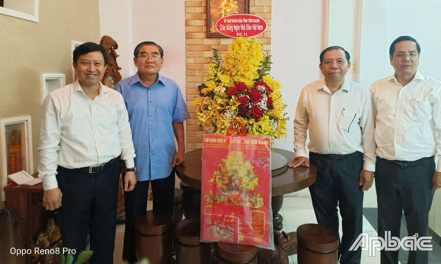 Lãnh đạo Sở GD-ĐT thăm, tặng hoa, chúc mừng nguyên Giám đốc Sở GD-ĐT Nguyễn Hồng Oanh.