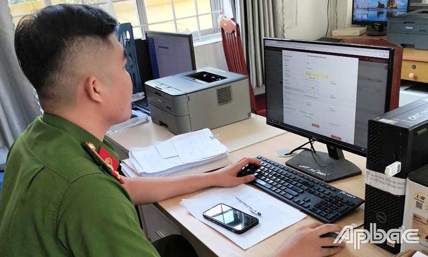 Cán bộ Công an thị trấn Mỹ Phước - huyện Tân Phước thực hiện cập nhật nơi ở hiện tại của phạm nhân đang chấp hành án trên địa bàn. 