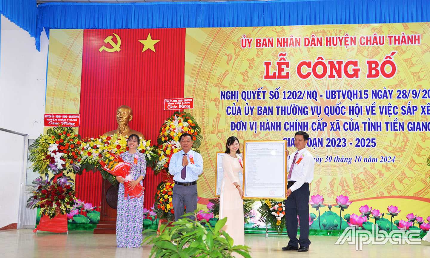 Bí thư Huyện ủy Châu Thành Trần Hữu Phong trao Quyết định sáp nhập  Đảng bộ xã Tân Lý Tây vào Đảng bộ thị trấn Tân Hiệp.