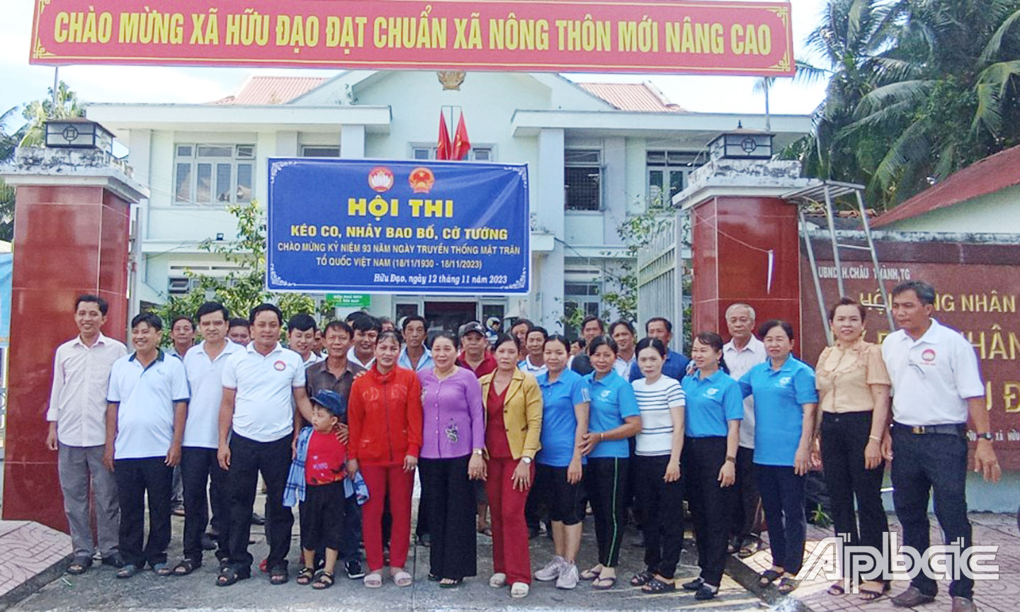 Xã Hữu Đạo (nay là xã Bình Trưng) tổ chức trò chơi dân gian trong Ngày hội.