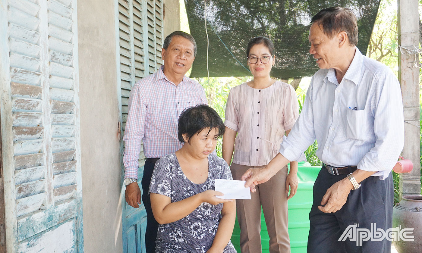 Đoan đến thăm, trao quà cho người khuyết tật tại xã Tăng Hòa (huyện Gò Công Đông) 