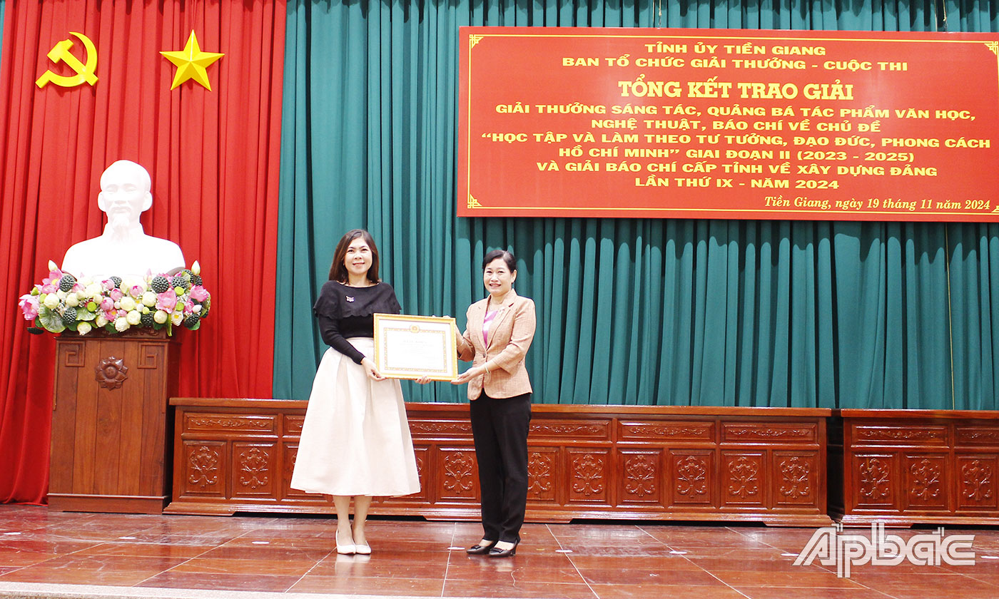 Đồng chí Châu Thị Mỹ Phương trao Bằng khen của Ban Thường vụ Tỉnh ủy cho tác phẩm đạt giải Nhất Giải báo chí cấp tỉnh về xây dựng Đảng (Giải Búa liềm vàng) năm 2024.