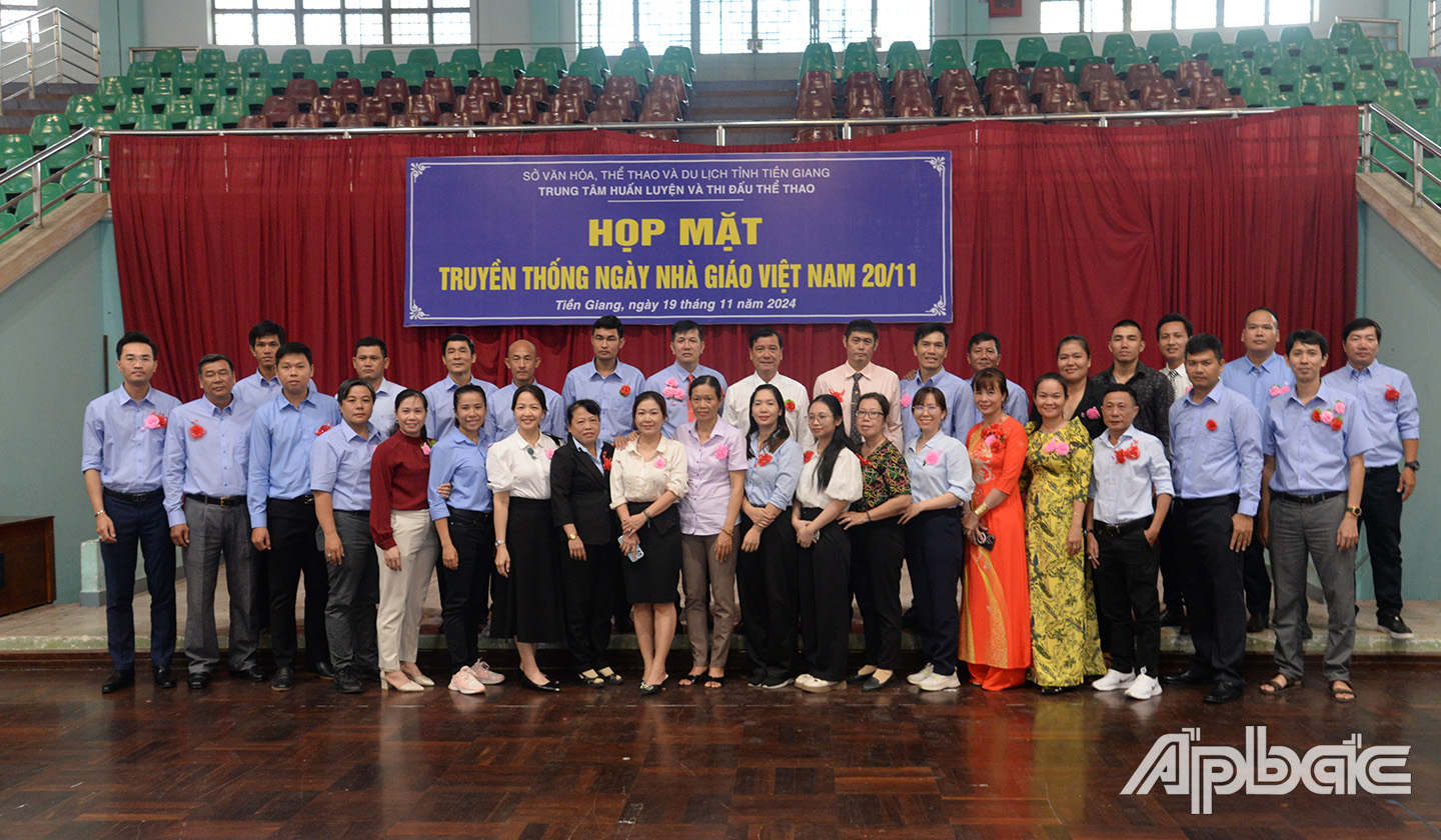 Tập thể Ban Giám đốc, HLV, VĐV Trung tâm Huấn luyện - Thi đấu Thể thao tỉnh chụp ảnh lưu niệm.