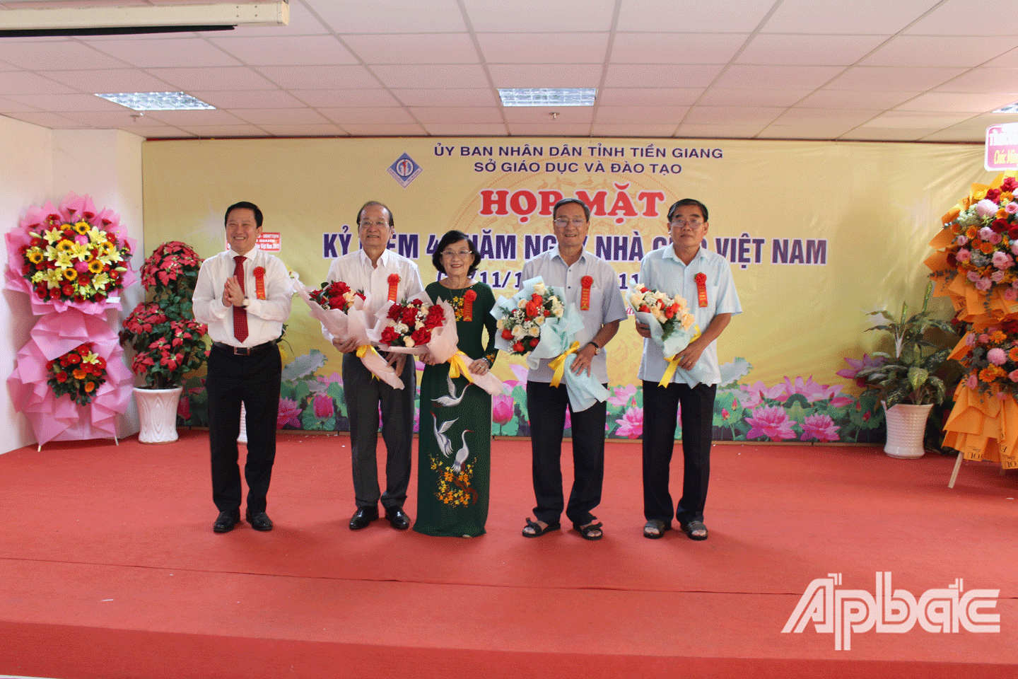 Tặng hoa cho nguyên Giám đốc Sở GD-ĐT nghỉ hưu qua các thời kì. 