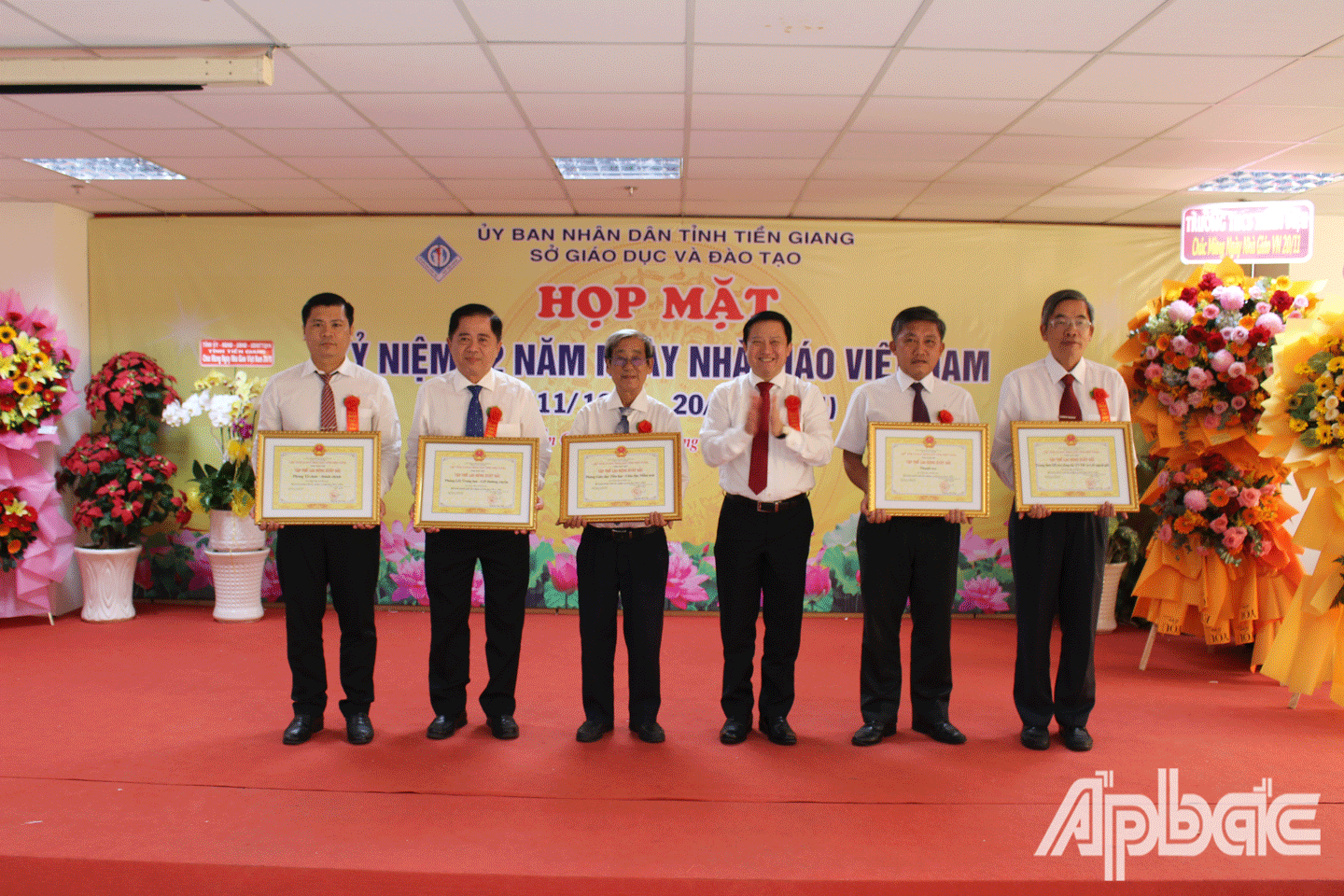 Tiến sĩ Lê Quang Trí, Giám đốc Sở GD-ĐT trao Bằng khen của UBND tỉnh Tiền Giang cho 4 tập thể phòng, trung tâm trực thuộc Sở GD-ĐT Tiền Giang. 
