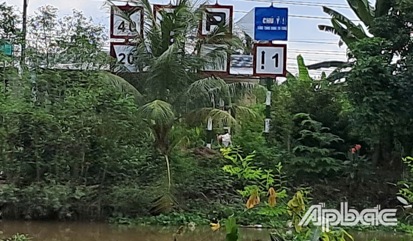 Tại khu vực thi công bố trí hệ thống báo hiệu đường thủy nội địa.