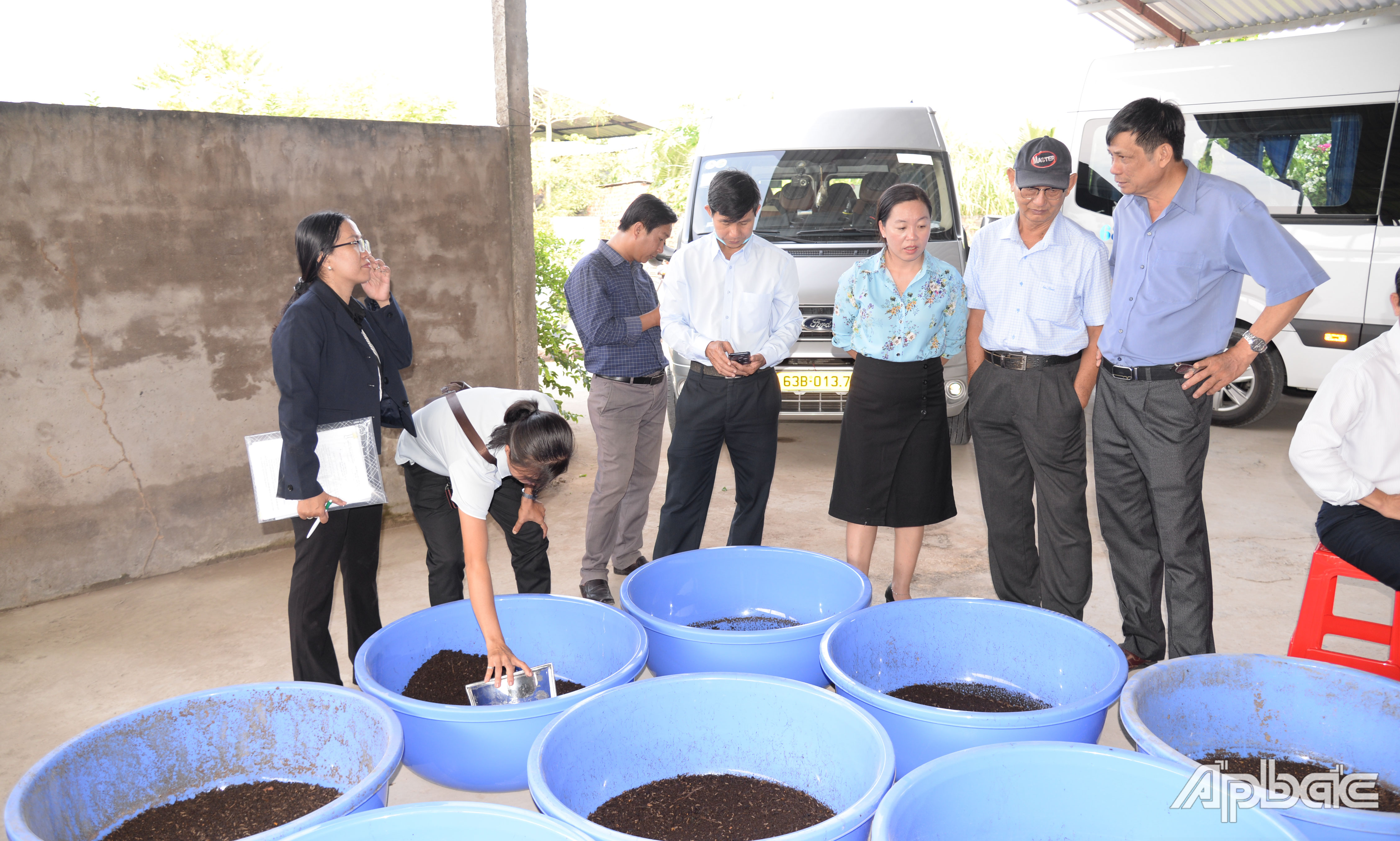 Các đại biểu tham quan mô hình “Xử lý phân gia cầm bằng trứng ruồi lính đen”.