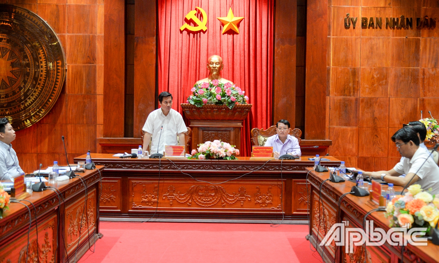  Thứ trưởng Bộ Xây dựng Nguyễn Tường Văn phát biểu tại buổi làm việc.