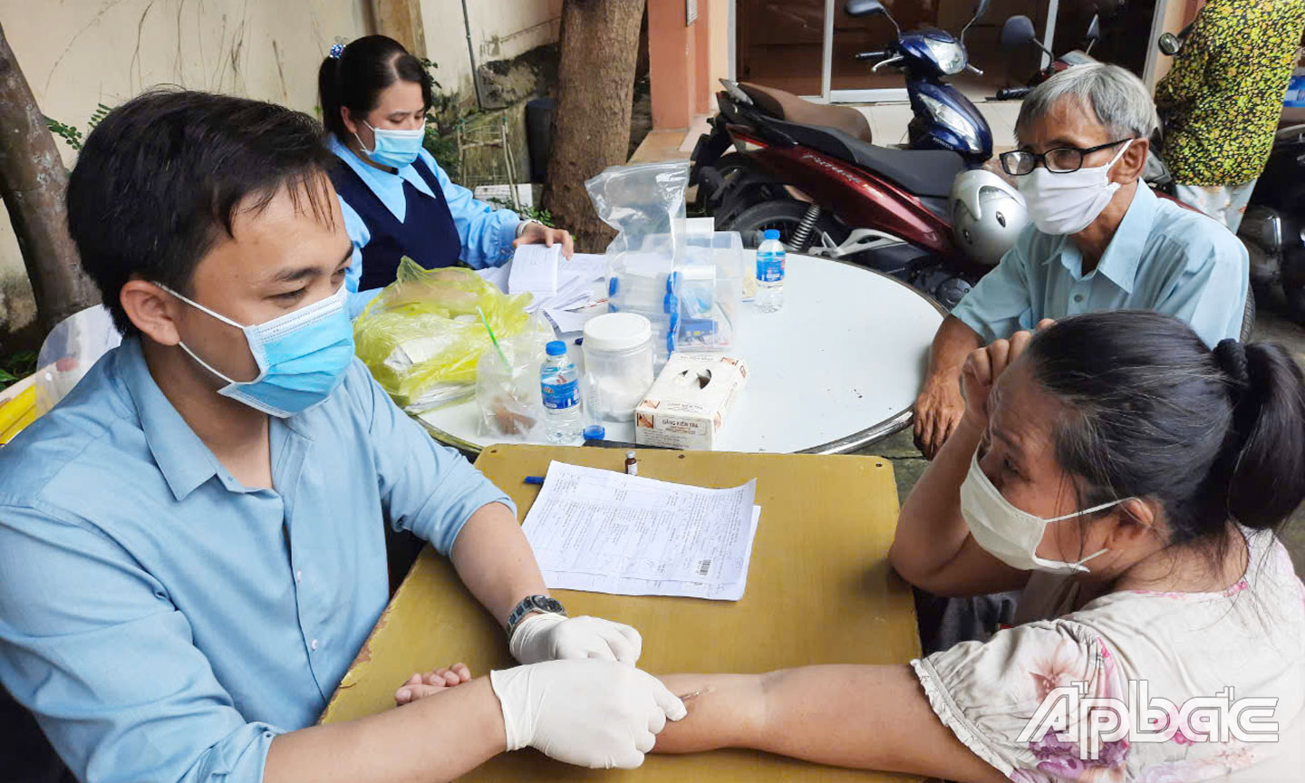 Nhân viên chuyên môn thực hiện thủ thuật xét nghiệm lao tiềm ẩn cho người tiếp xúc bệnh nhân lao.