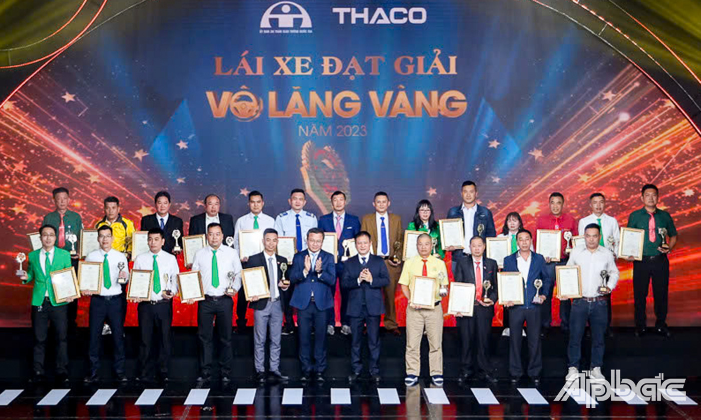 Ban Tổ chức trao giải thưởng Vô lăng vàng năm 2023 cho các lái xe đoạt giải.