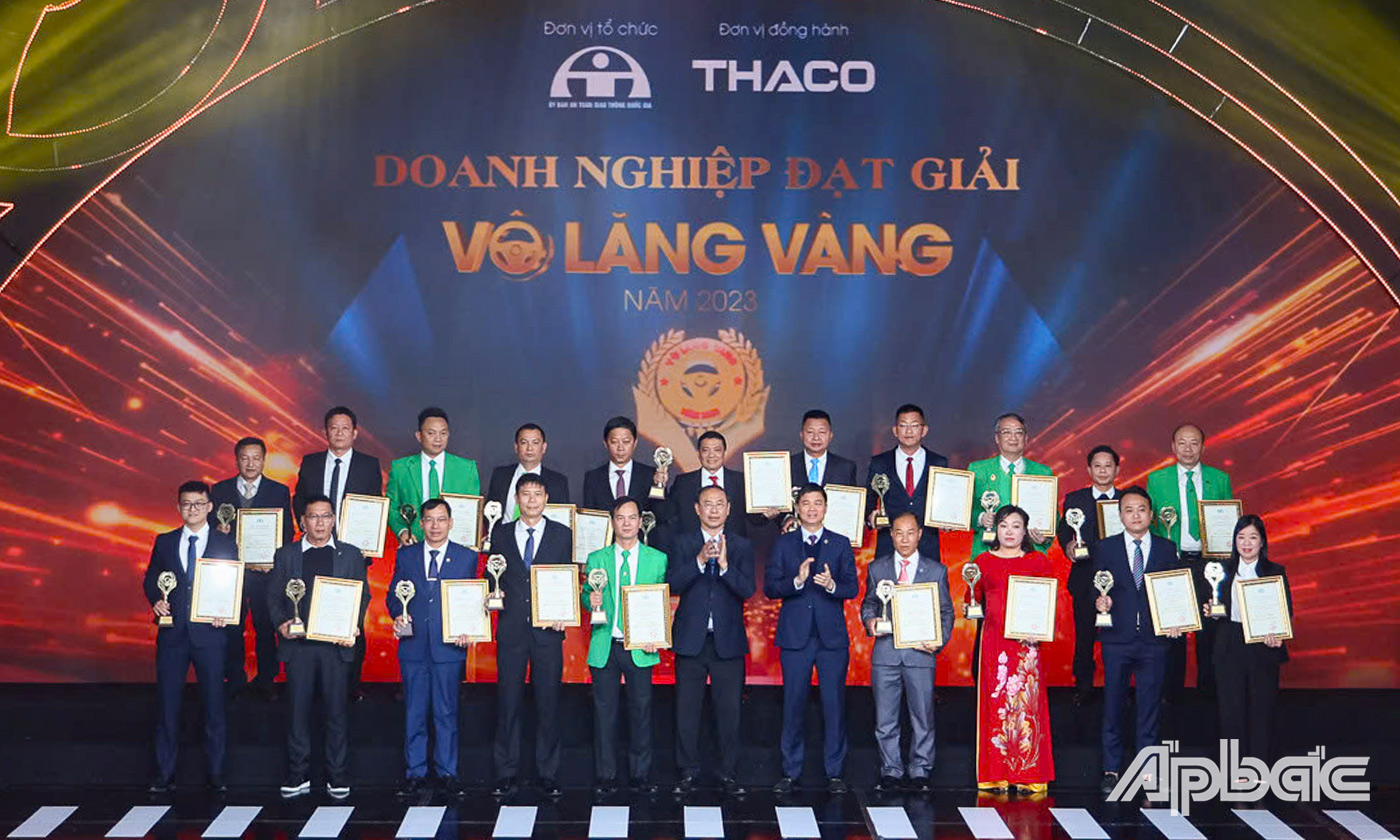 Ban Tổ chức trao giải thưởng Vô lăng vàng năm 2023 cho 20 doanh nghiệp kinh doanh vận tải.