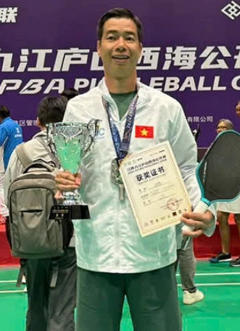 Đội trưởng Vũ Thanh Dương tuyển Pickleball Việt Nam đã xuất sắc vượt qua các đối thủ hàng đầu Châu Á, để giành tấm Huy Chương Bạc.