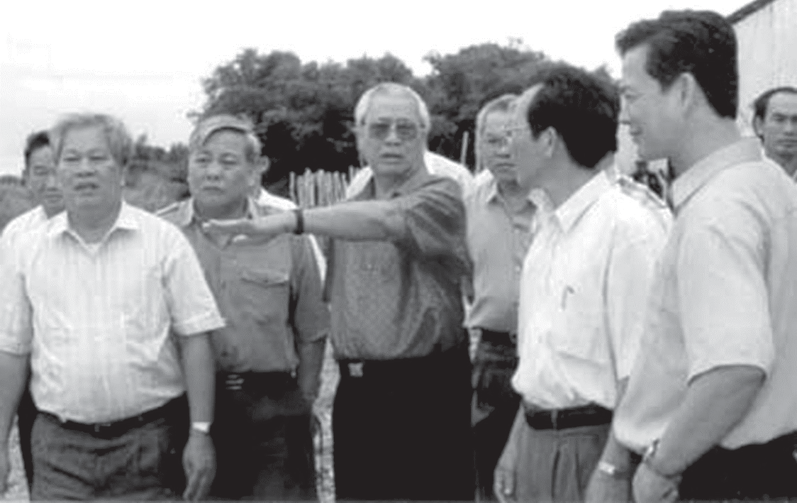 Thủ tướng Võ Văn Kiệt đi thị sát vùng Tứ giác Long Xuyên, nơi ông đứng sau này được xẻ thành kênh T5
