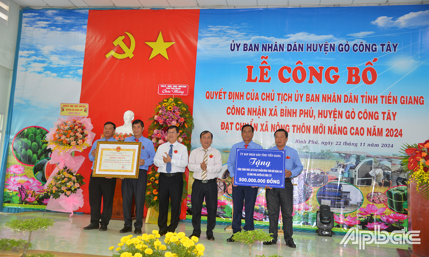 Trao Bằng công nhận xã đạt chuẩn NTM nâng cao và Bảng tượng trưng tặng công trình phúc lợi cho xã 