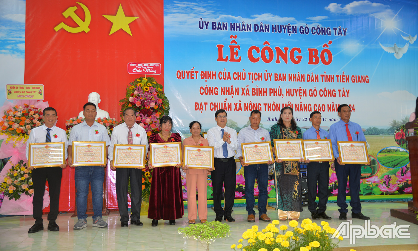 Đồng chí Trần Thanh Nguyên trao Bằng khen của UBND tỉnh cho các cá nhân tại buổi lễ.