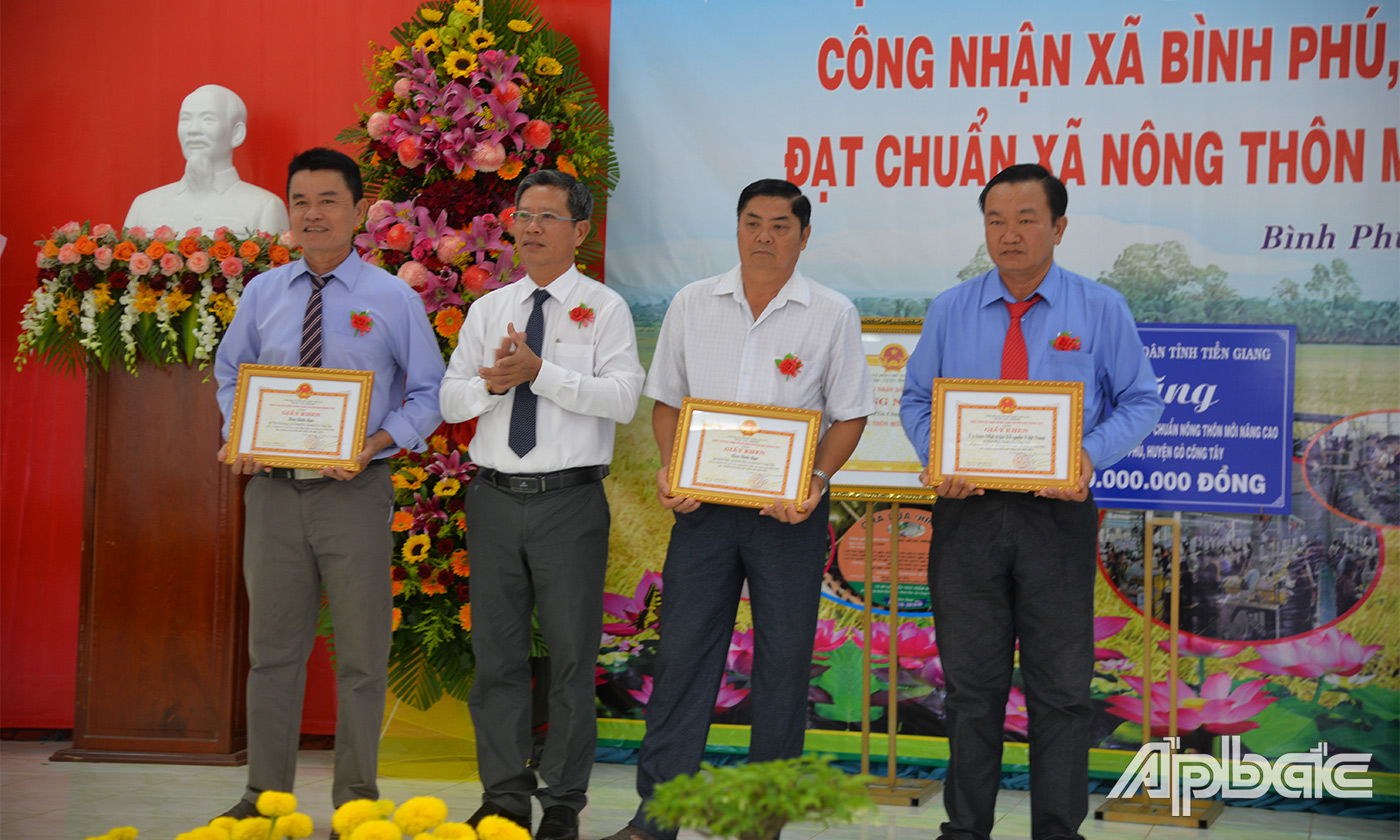Phó Bí thư Huyện ủy, Chủ tịch UBND huyện Huỳnh Thanh Bình khen thưởng các tập thể tại buổi lễ.