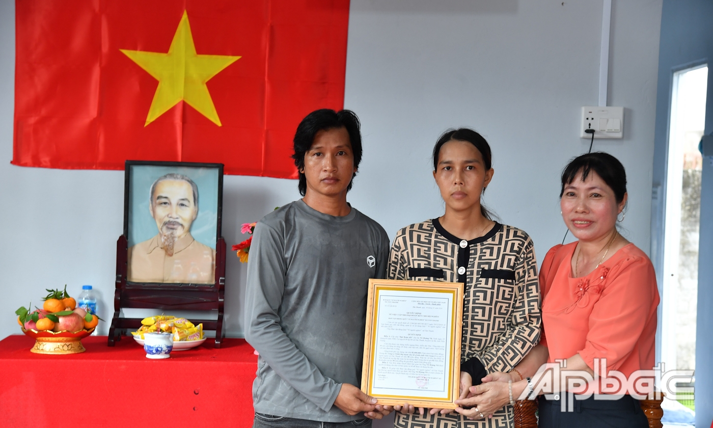Chủ tịch Ủy ban Mặt trận Tổ quốc Việt Nam xã Tân Thanh Lê Thị Phi trao Quyết định tặng “Nhà Chữ thập đỏ” cho ông Võ Hoàng Vũ.