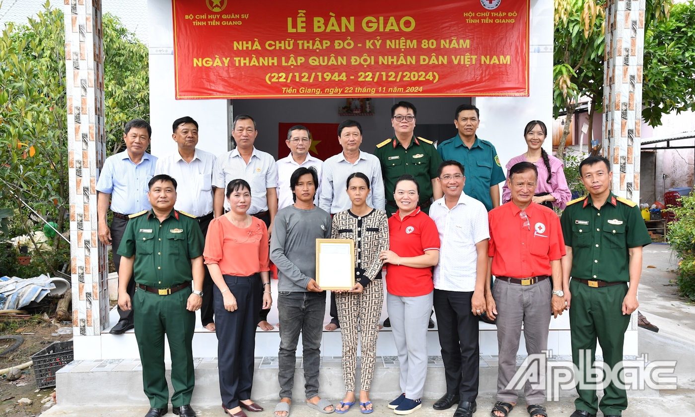 Đại biểu chụp ảnh lưu niệm tại Lễ bàn giao “Nhà Chữ thập đỏ” cho ông Võ Hoàng Vũ.