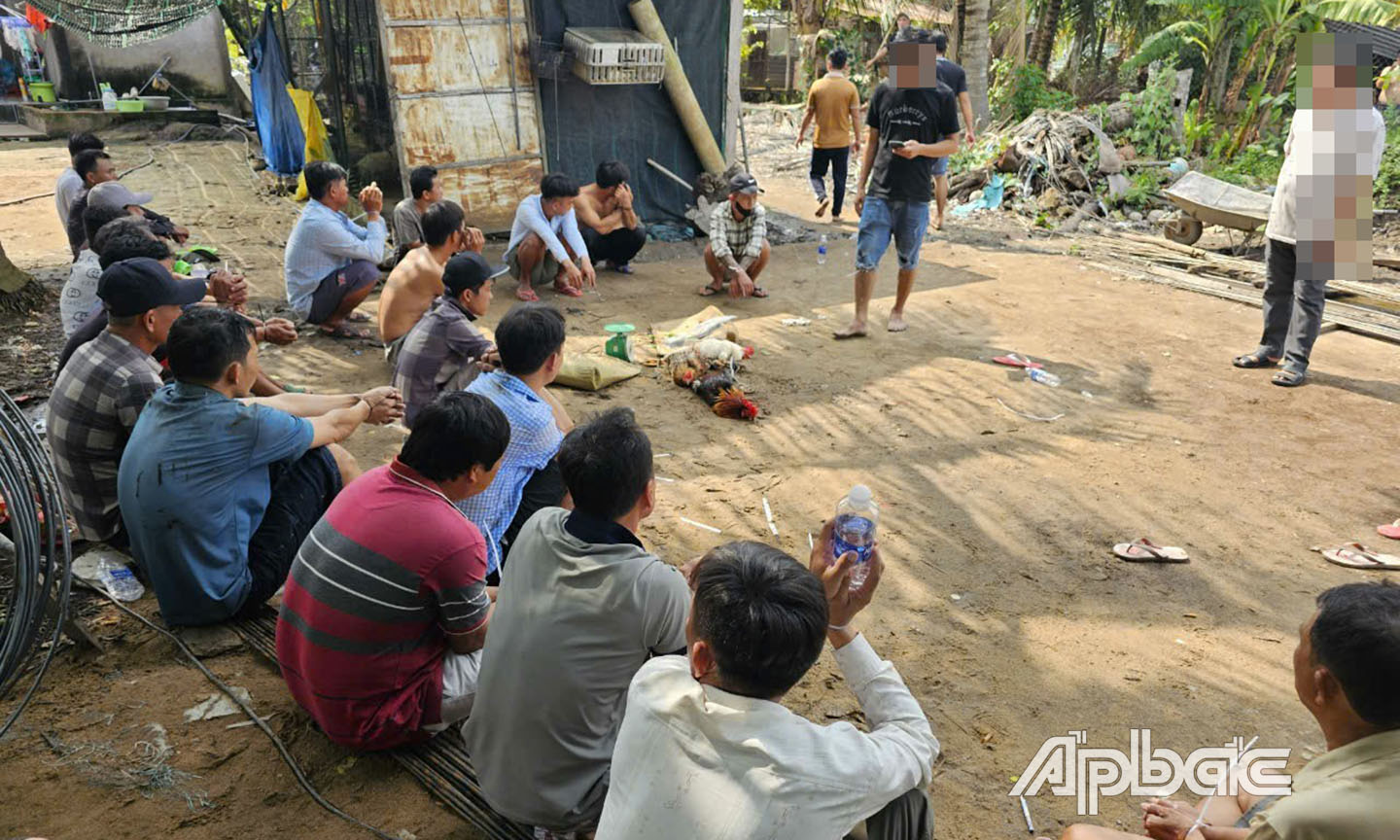 Các đối tượng bị bắt quả tang cùng tang vật.
