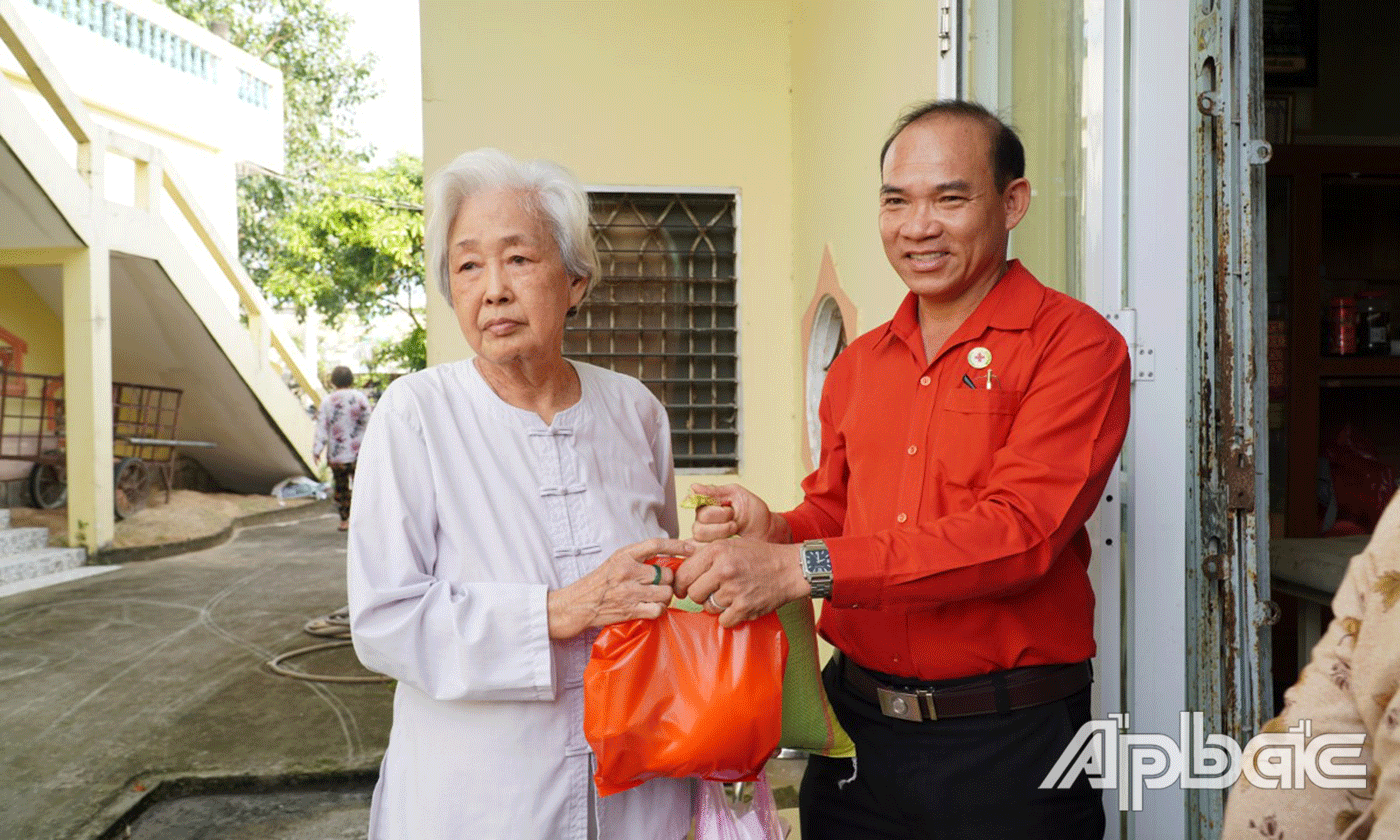 Tặng quà cho người cao tuổi.