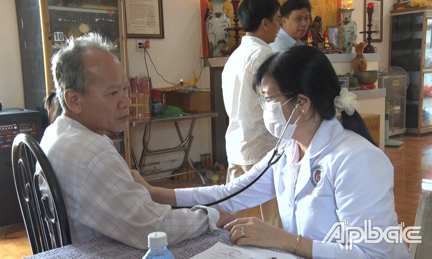 Khám bệnh, cấp thuốc miễn phí cho người cao tuổi.