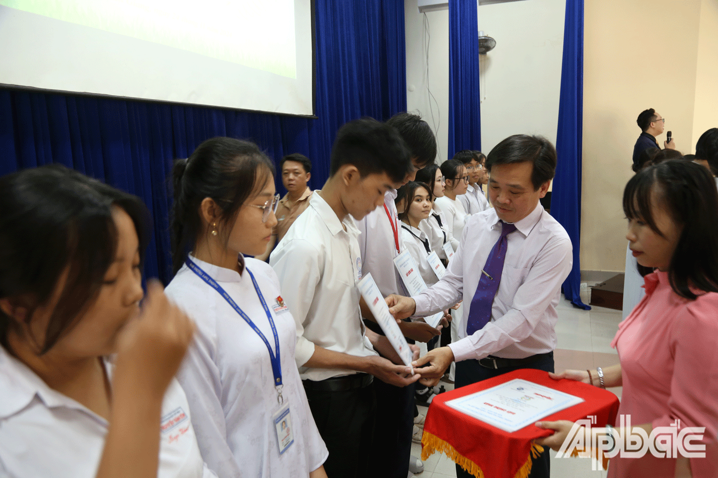 Tiến sĩ Nguyễn Hoàng Vũ,Chủ tịch Hội đồng Trường Đại học Tiền Giang trao học bổng. 