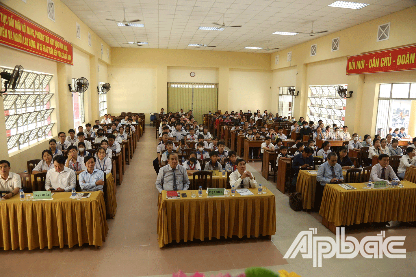 Quang cảnh buổi trao học bổng. 