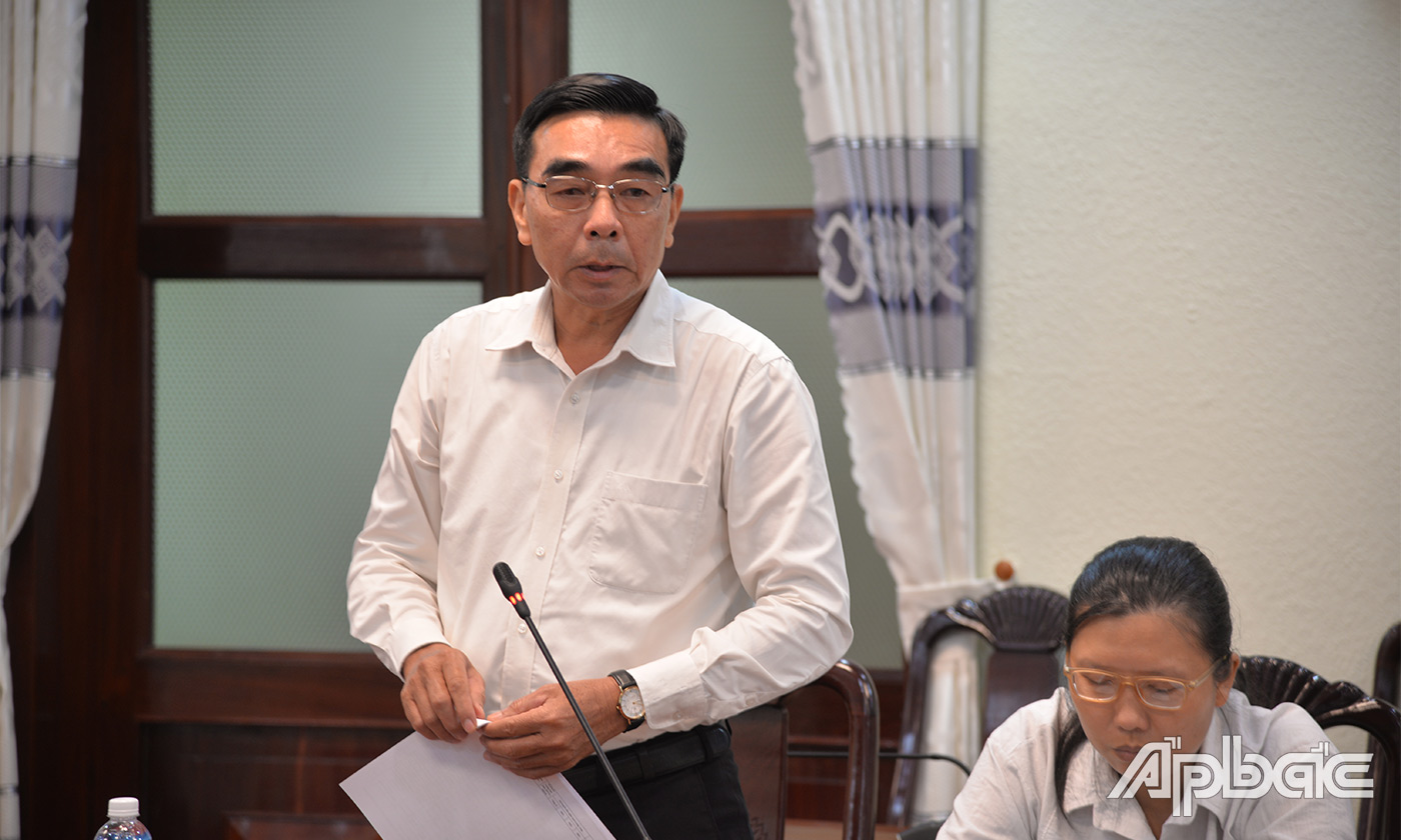 Lãnh đạo các sở, ngành tỉnh phát biểu góp ý cho dự thảo báo cáo